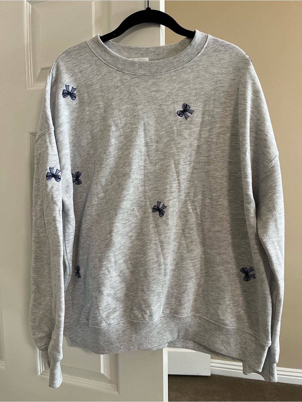 Reflex Light Gray Crewneck Sweatshirt with Navy Bow Embroidery